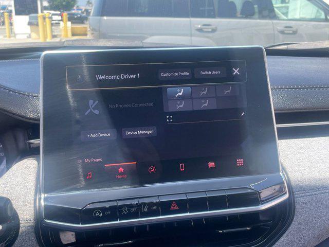 Photo of 2023 Bright White Clearcoat Jeep Compass