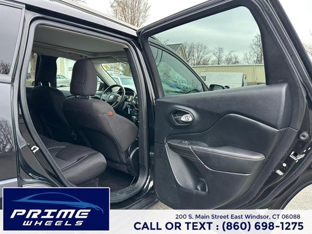 Photo of 2017 Diamond Black Crystal Pearlcoat Jeep Cherokee