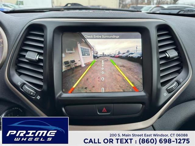 Photo of 2017 Diamond Black Crystal Pearlcoat Jeep Cherokee