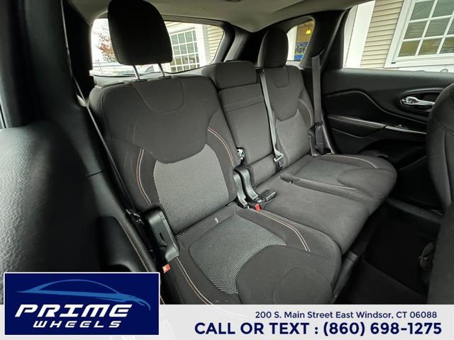Photo of 2017 Diamond Black Crystal Pearlcoat Jeep Cherokee
