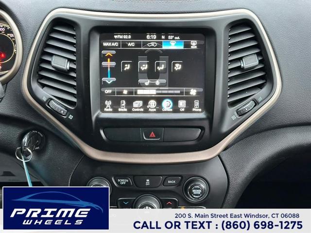 Photo of 2017 Diamond Black Crystal Pearlcoat Jeep Cherokee