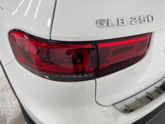 Photo of 2021 Polar White Mercedes-Benz GLB 250