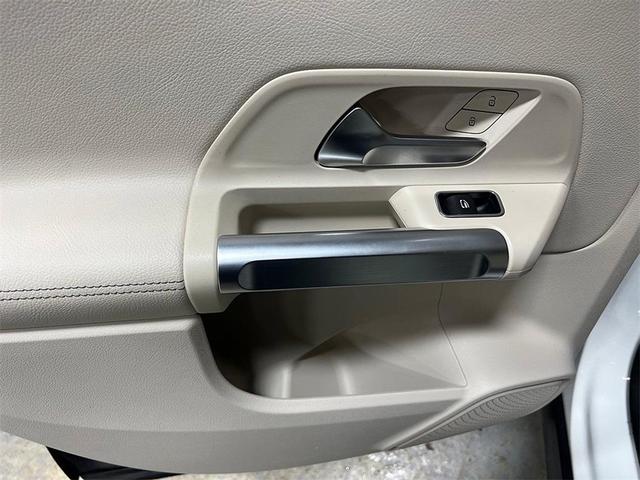 Photo of 2021 Polar White Mercedes-Benz GLB 250