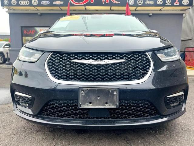Photo of 2023 Brilliant Black Crystal Pearlcoat Chrysler Pacifica