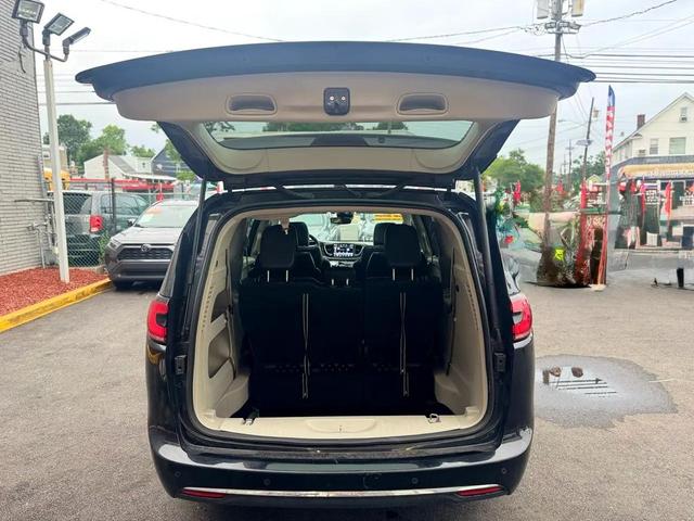Photo of 2023 Brilliant Black Crystal Pearlcoat Chrysler Pacifica