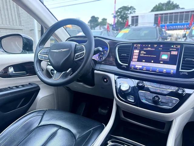 Photo of 2023 Brilliant Black Crystal Pearlcoat Chrysler Pacifica