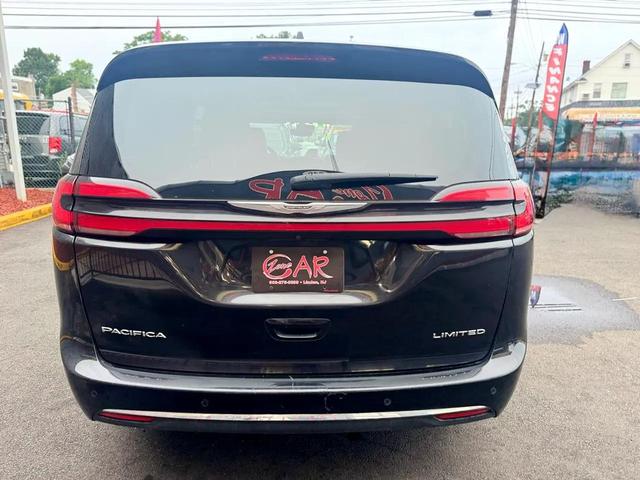 Photo of 2023 Brilliant Black Crystal Pearlcoat Chrysler Pacifica