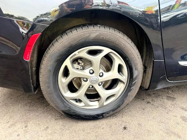 Photo of 2023 Brilliant Black Crystal Pearlcoat Chrysler Pacifica