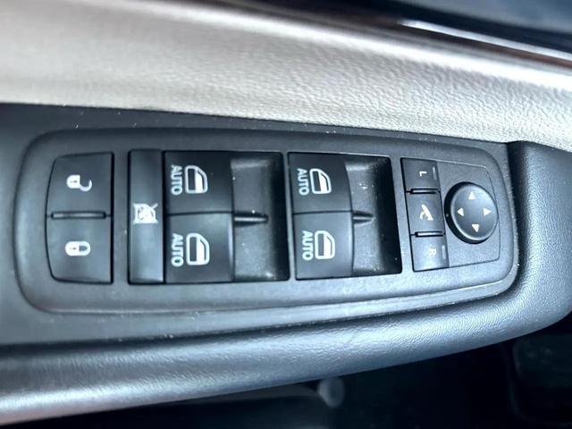 Photo of 2023 Brilliant Black Crystal Pearlcoat Chrysler Pacifica