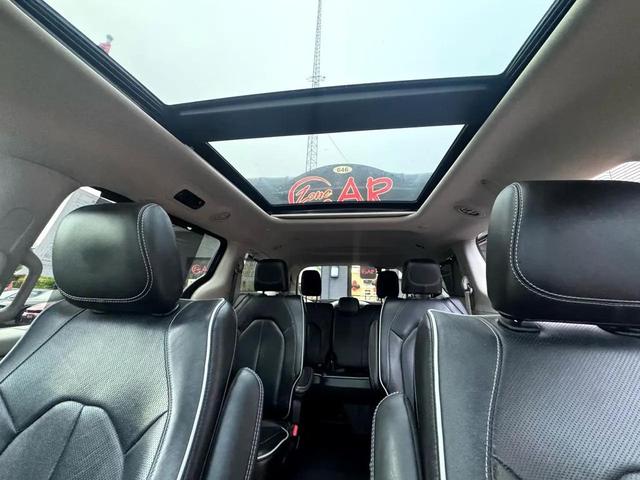 Photo of 2023 Brilliant Black Crystal Pearlcoat Chrysler Pacifica