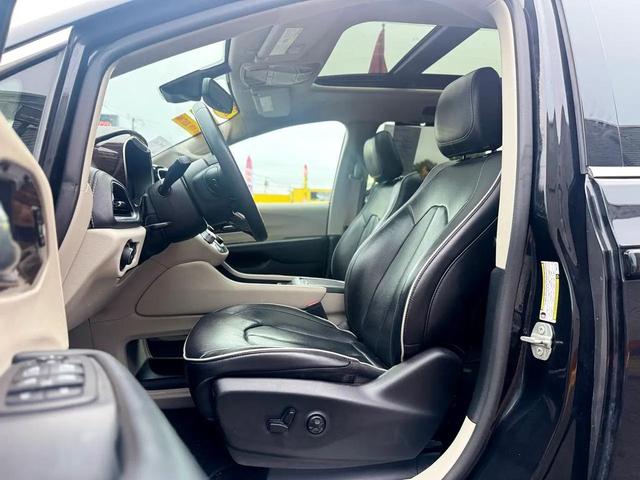 Photo of 2023 Brilliant Black Crystal Pearlcoat Chrysler Pacifica