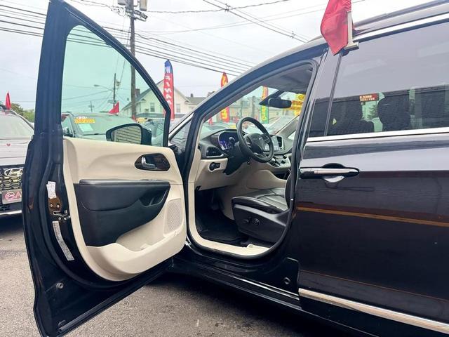 Photo of 2023 Brilliant Black Crystal Pearlcoat Chrysler Pacifica
