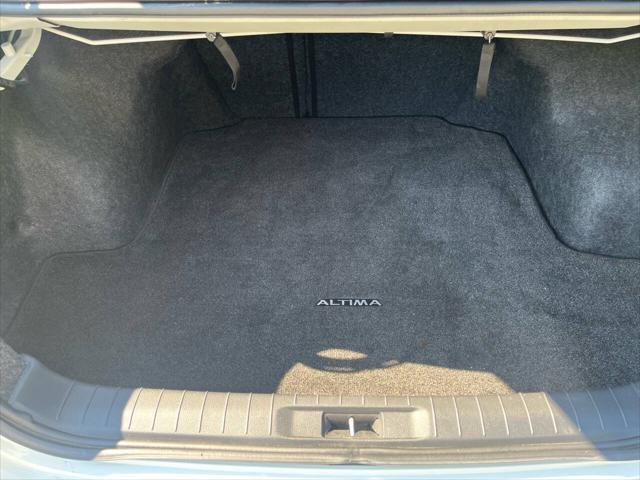 Photo of 2018 Glacier White Nissan Altima