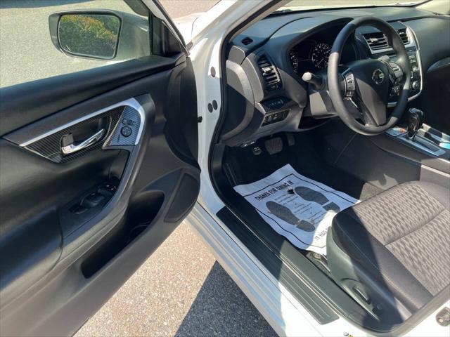 Photo of 2018 Glacier White Nissan Altima