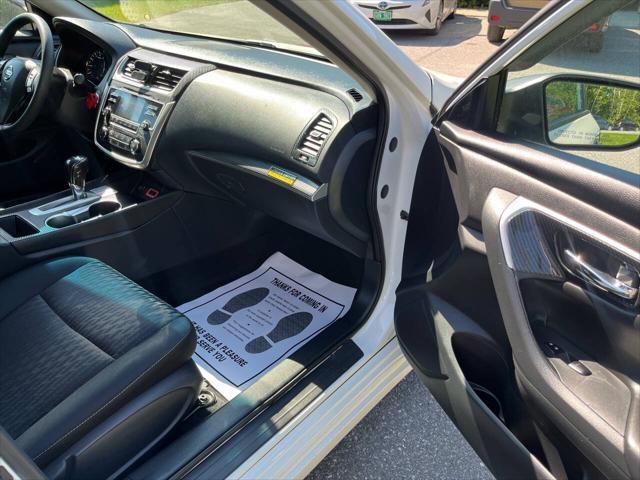 Photo of 2018 Glacier White Nissan Altima