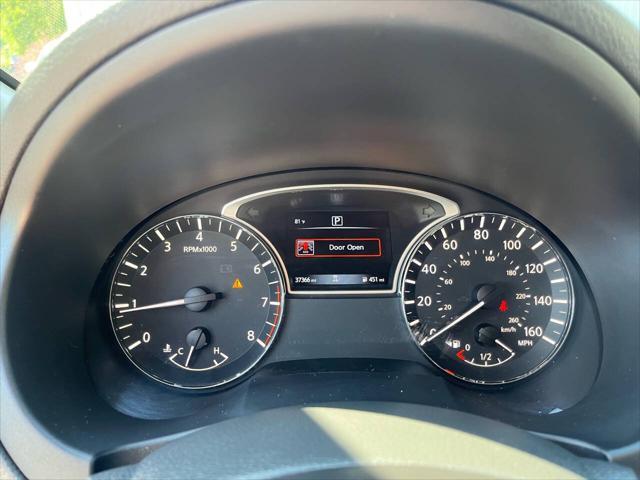 Photo of 2018 Glacier White Nissan Altima