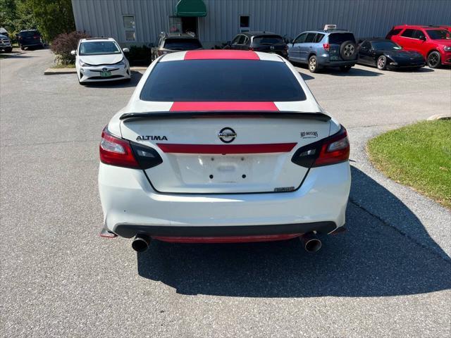Photo of 2018 Glacier White Nissan Altima