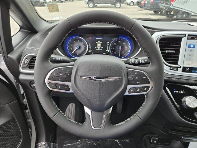 Photo of 2026 Bright White Clearcoat Chrysler Pacifica