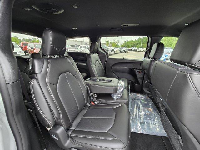 Photo of 2026 Bright White Clearcoat Chrysler Pacifica