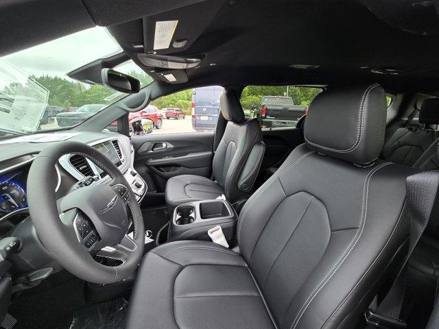 Photo of 2026 Bright White Clearcoat Chrysler Pacifica