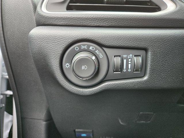 Photo of 2026 Bright White Clearcoat Chrysler Pacifica