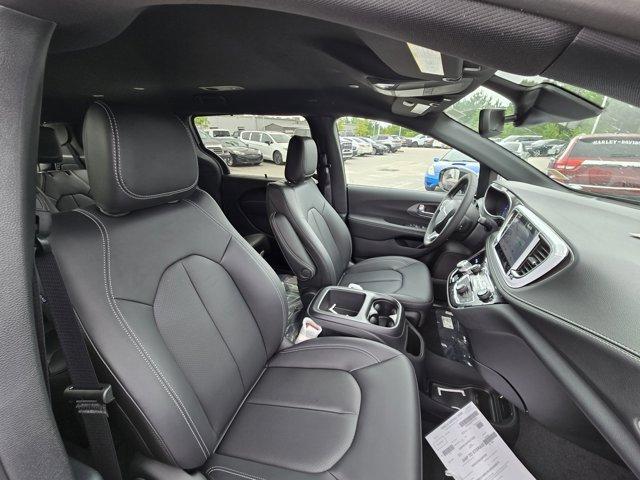 Photo of 2026 Bright White Clearcoat Chrysler Pacifica