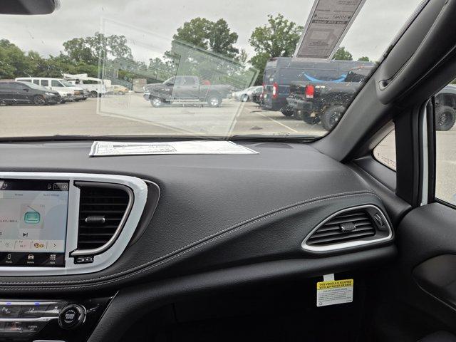 Photo of 2026 Bright White Clearcoat Chrysler Pacifica