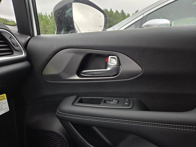 Photo of 2026 Bright White Clearcoat Chrysler Pacifica