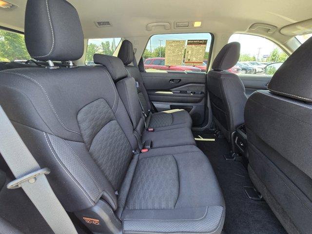 Photo of 2023 Glacier White Nissan Pathfinder
