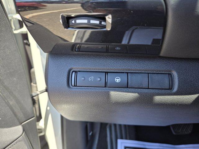 Photo of 2023 Glacier White Nissan Pathfinder