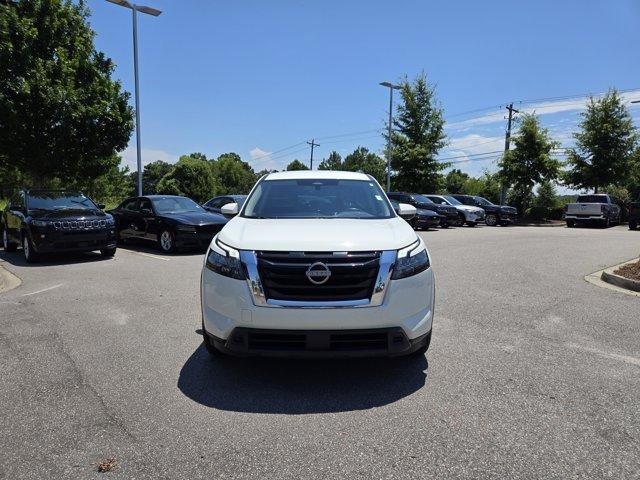 Photo of 2023 Glacier White Nissan Pathfinder