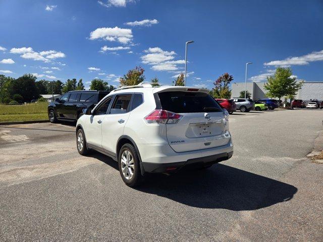 Photo of 2015 Moonlight White Nissan Rogue