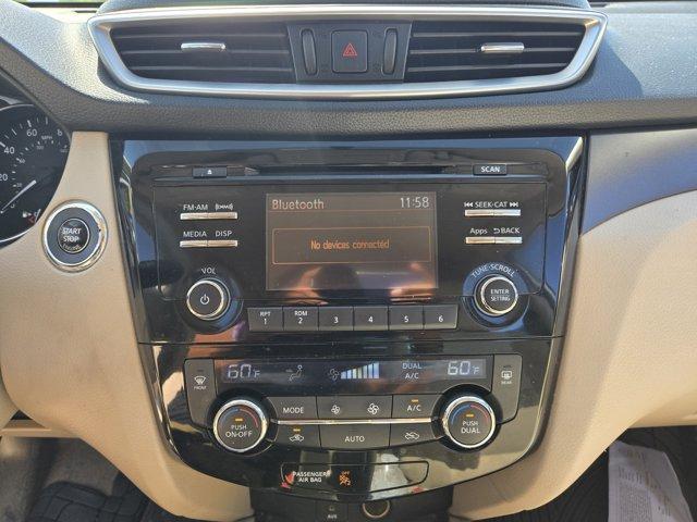 Photo of 2015 Moonlight White Nissan Rogue