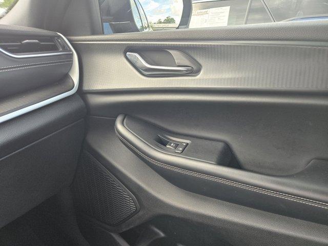 Photo of 2024 Diamond Black Jeep Grand Cherokee L