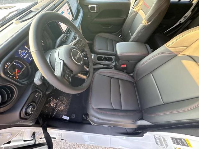 Photo of 2025 Bright White Clearcoat Jeep Gladiator