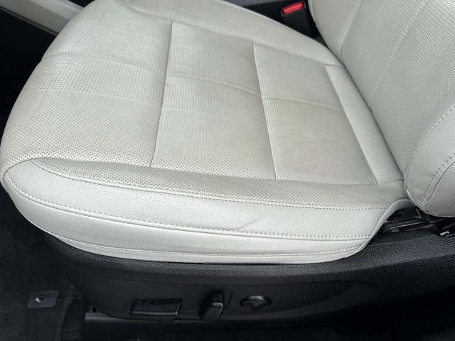 Photo of 2023 Glacial White Pearl Kia Telluride