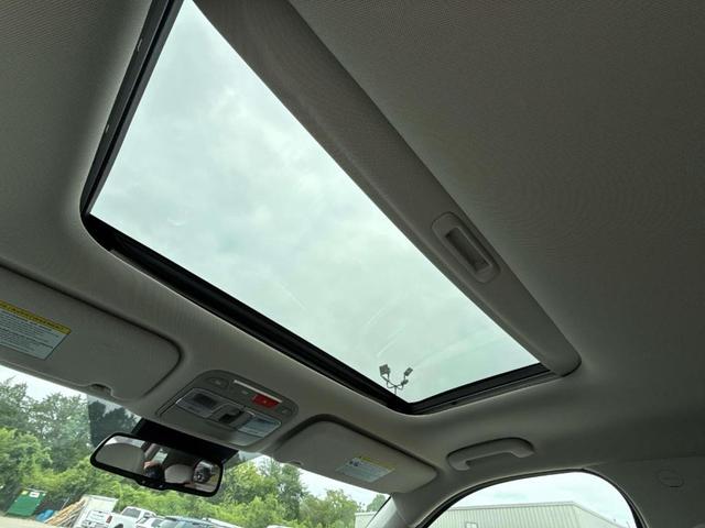 Photo of 2023 Glacial White Pearl Kia Telluride