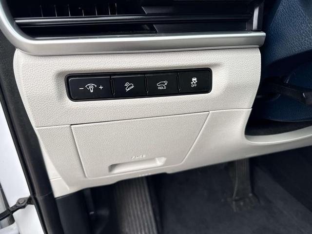 Photo of 2023 Glacial White Pearl Kia Telluride