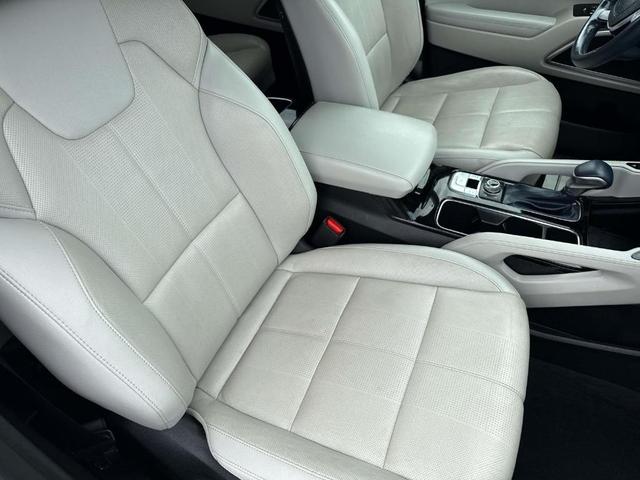 Photo of 2023 Glacial White Pearl Kia Telluride