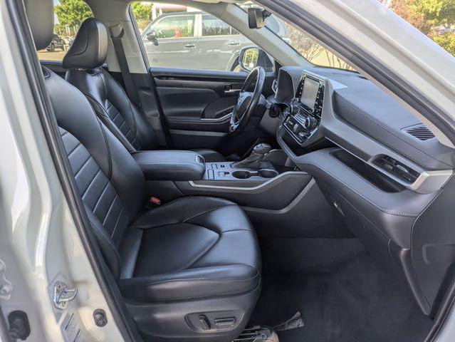 Photo of 2022 Wind Chill Pearl Toyota Highlander