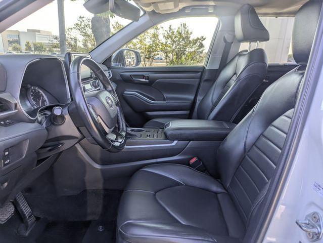 Photo of 2022 Wind Chill Pearl Toyota Highlander