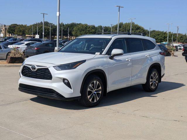 Photo of 2022 Wind Chill Pearl Toyota Highlander
