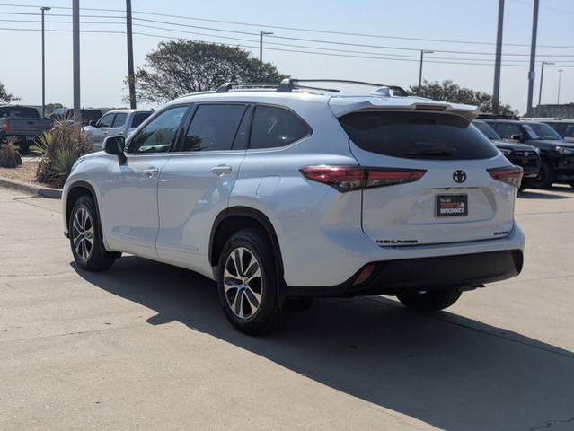 Photo of 2022 Wind Chill Pearl Toyota Highlander
