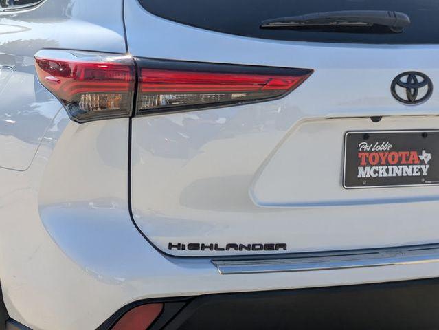 Photo of 2022 Wind Chill Pearl Toyota Highlander