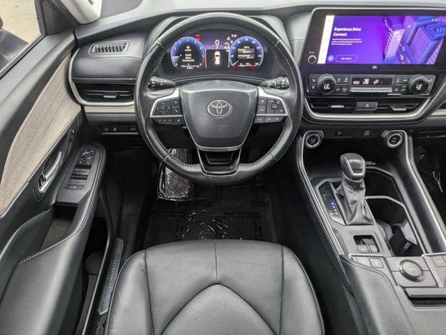 Photo of 2024 Pearl Toyota Grand Highlander