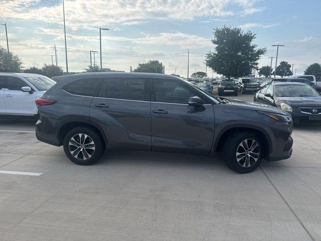 Photo of 2022 Magnetic Gray Metallic Toyota Highlander