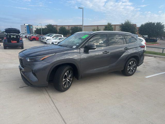 Photo of 2022 Magnetic Gray Metallic Toyota Highlander