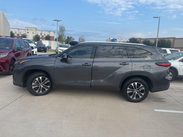 Photo of 2022 Magnetic Gray Metallic Toyota Highlander