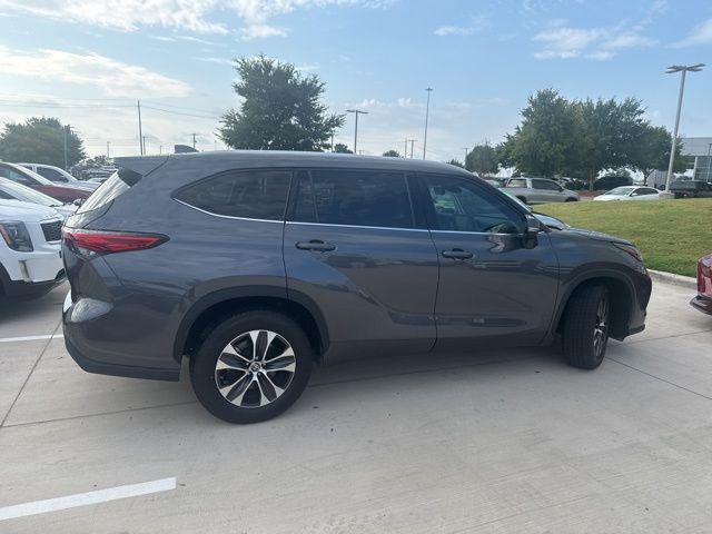 Photo of 2022 Magnetic Gray Metallic Toyota Highlander
