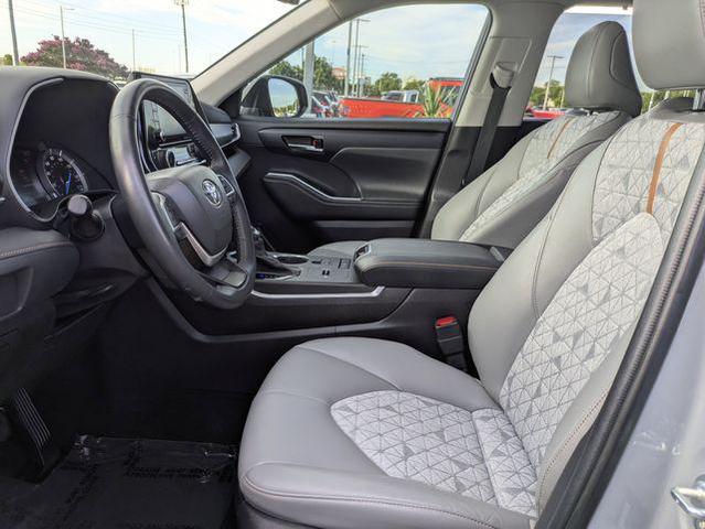 Photo of 2022 Cement Toyota Highlander Hybrid